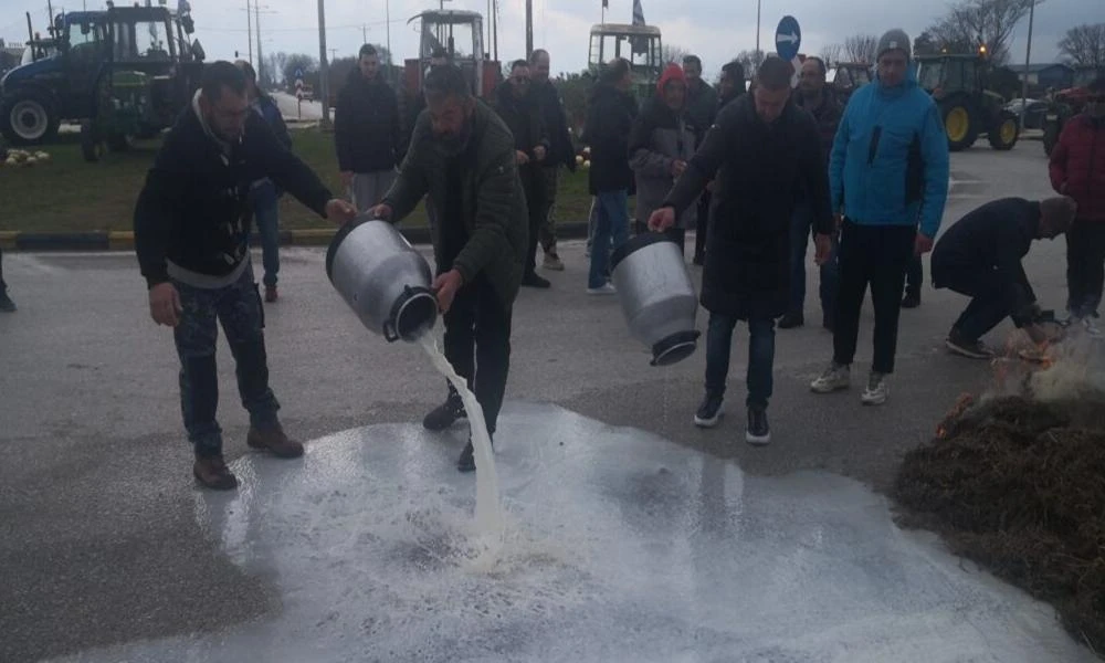 Τρίκαλα: Αγρότες απέκλεισαν συμβολικά τον κόμβο Μεγαλοχωρίου